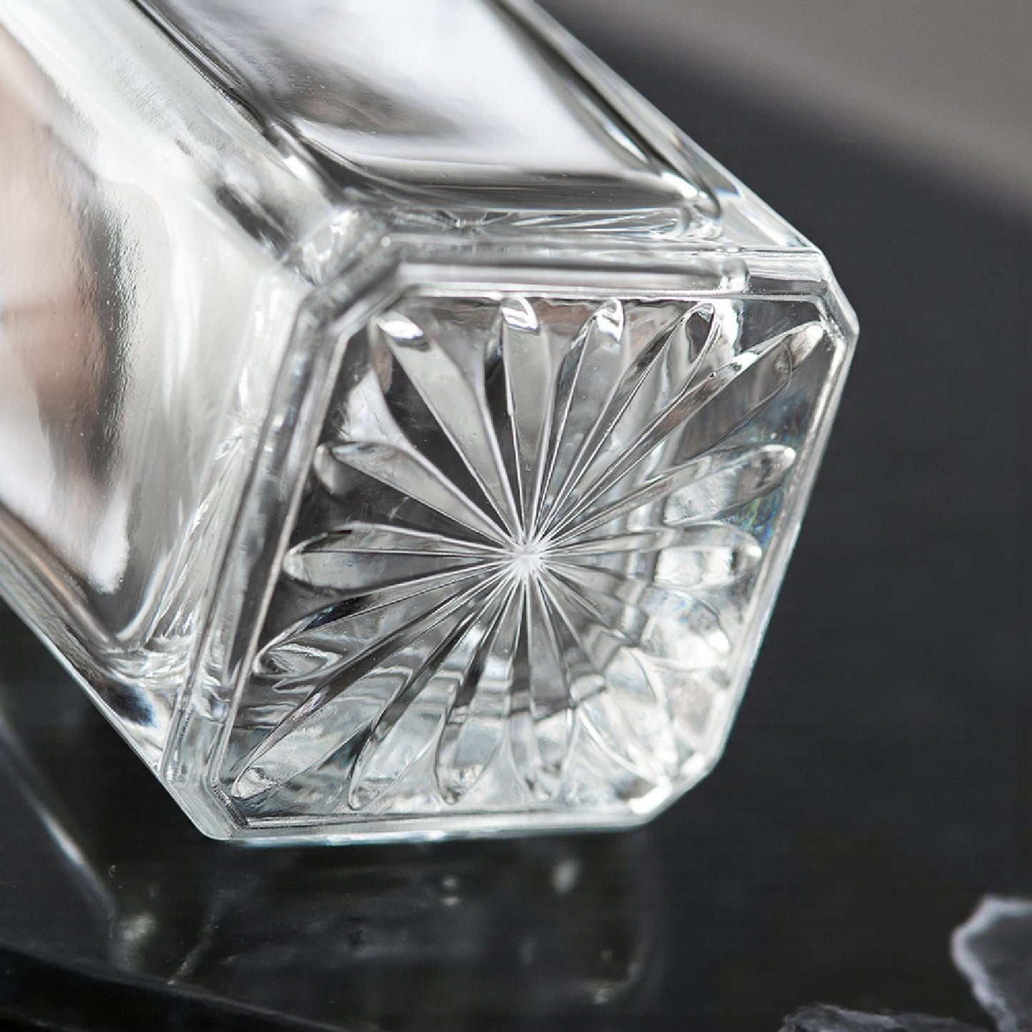 Classic Whiskey Decanter by Memories and Effects - Set of 6